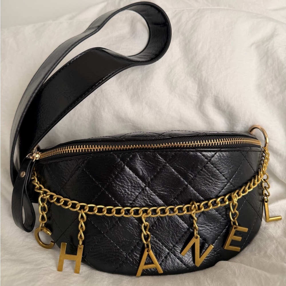 👑✅PRICE FIRM✅ Stylish Black Bum Shoulder Bag with Gold Brass Charms. NWOT - Picture 4 of 17